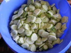 Салат из огурцов на зиму с чесноком укропом зеленью