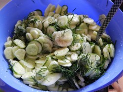 Салат из огурцов на зиму с чесноком укропом зеленью