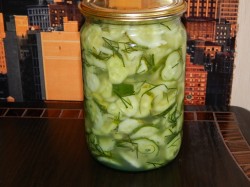 Салат из огурцов на зиму с чесноком укропом зеленью