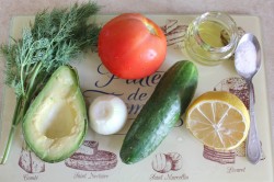 Салат из огурцов помидоров и авокадо