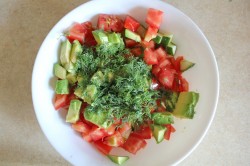 Салат из огурцов помидоров и авокадо
