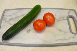 название картинки Салат из помидоров и огурцов со сметаной