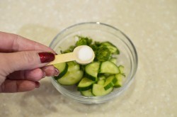 название картинки Салат из помидоров и огурцов со сметаной