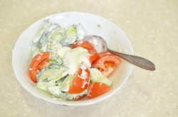 название картинки Салат из помидоров и огурцов со сметаной