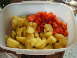 название картинки Салат из окуня с овощами