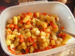 название картинки Салат из окуня с овощами