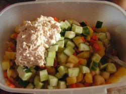 название картинки Салат из окуня с овощами