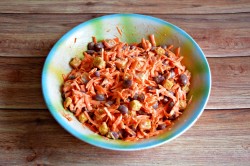 Салат из отварной красной фасоли и моркови
