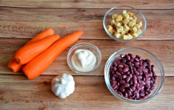 Салат из отварной красной фасоли и моркови