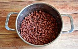 Салат из отварной красной фасоли и моркови