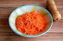 Салат из отварной красной фасоли и моркови