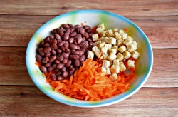 Салат из отварной красной фасоли и моркови