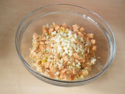 название картинки Салат из отварной красной рыбы