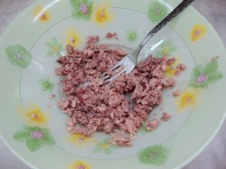 название картинки Салат из печени трески с горошком