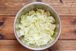 название картинки Салат из пекинской капусты с копченой курицей