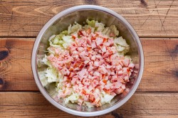 название картинки Салат из пекинской капусты с копченой курицей