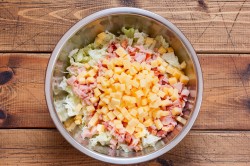 название картинки Салат из пекинской капусты с копченой курицей
