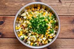 название картинки Салат из пекинской капусты с копченой курицей
