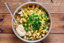 название картинки Салат из пекинской капусты с копченой курицей
