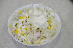 Салат из пекинской капусты с курицей и сухариками