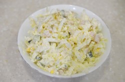 Салат из пекинской капусты с курицей и сухариками