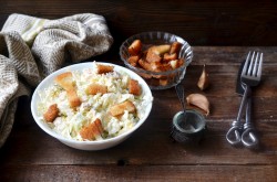 Салат из пекинской капусты с курицей и сухариками