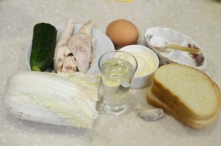 Салат из пекинской капусты с курицей и сухариками