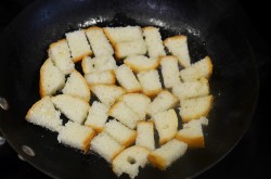 Салат из пекинской капусты с курицей и сухариками