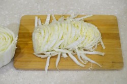 Салат из пекинской капусты с курицей и сухариками