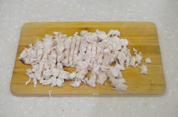 Салат из пекинской капусты с курицей и сухариками