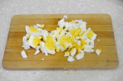 Салат из пекинской капусты с курицей и сухариками