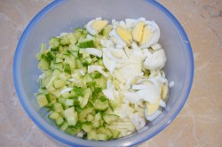 Салат из пекинской капусты с огурцом и яйцом