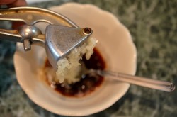 Салат из помидор с соевым соусом