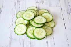 Салат из помидоров и огурцов с майонезом