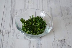 Салат из помидоров и огурцов с майонезом