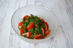 Салат из помидоров и огурцов с майонезом