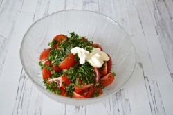 Салат из помидоров и огурцов с майонезом