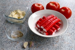 название картинки Салат с крабовыми палочками и помидорами