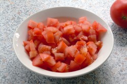 название картинки Салат с крабовыми палочками и помидорами