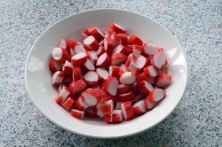 название картинки Салат с крабовыми палочками и помидорами