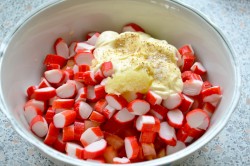 название картинки Салат с крабовыми палочками и помидорами