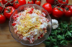 название картинки Салат из помидоров сыра и майонеза с чесноком