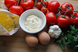 название картинки Салат из помидоров сыра и майонеза с чесноком