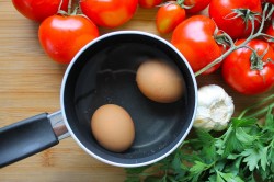 название картинки Салат из помидоров сыра и майонеза с чесноком