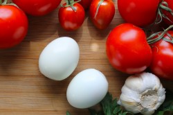 название картинки Салат из помидоров сыра и майонеза с чесноком