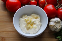 название картинки Салат из помидоров сыра и майонеза с чесноком