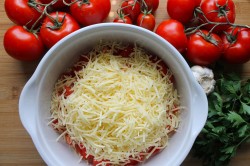 название картинки Салат из помидоров сыра и майонеза с чесноком