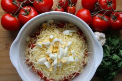 название картинки Салат из помидоров сыра и майонеза с чесноком