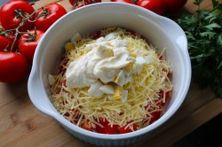 название картинки Салат из помидоров сыра и майонеза с чесноком