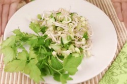 название картинки Салат из пророщенного маша по корейски